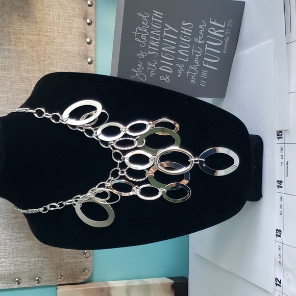 π Paparazzi Necklace. Short Silver Necklace